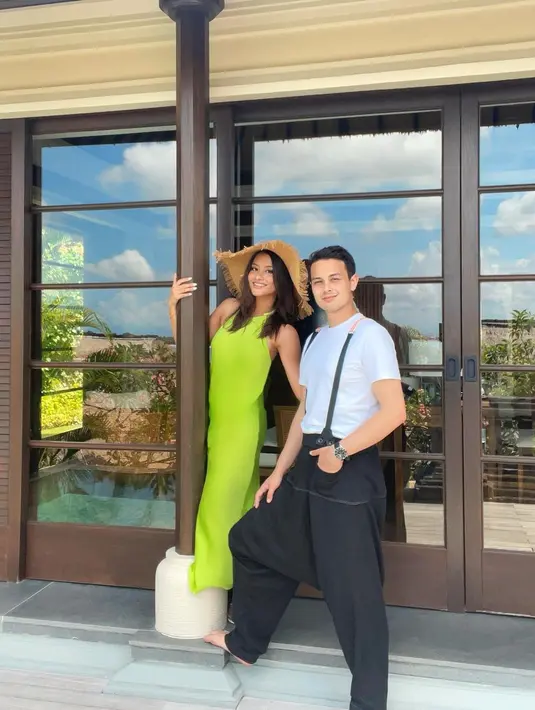 Tak cuma foto sendiri, saat foto berdua mereka juga mesra dan kompak. Makin romantis ya.