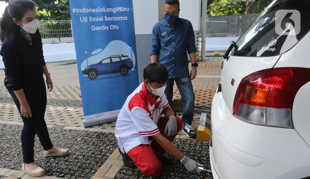 COO Asuransi Astra Hendry Yoga (kanan) berbincang dengan pelanggan Garda Oto saat uji emisi gratis Asuransi Astra, di Jakarta, Minggu (12/12/2021). Sebanyak 400 mobil berusia diatas 3 tahun dari berbagai merk ikuti uji emisi dalam kampanye #IndonesiaLangitBiru. (Liputan6.com/Fery Pradolo)