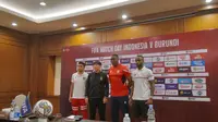 Saido Berahino (paling kanan) dalam konferensi pers jelang laga antara Timnas Indonesia Vs Timnas Burundi di Hotel Sultan, Jakarta, Jumat (24/3/2023) sore WIB. (Bola.com/Hery Kurniawan)