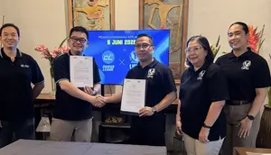 CEO Campus League, Ryan Gozali, dan Associate Vice President of Student Development, Alumni & Corporate Relations UPH, Dr. Andry M. Panjaitan, secara simbolis memperlihatkan Memorandum of Understanding (MoU) yang ditandatangani pada Sabu (6/6/2026). (Bola.com/Campus League)