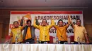 Ketua Tim Pilkada Pusat Partai Hanura, Erik Satrya Wardhana (tengah) mengangkat tangan usai memberikan keterangan terkait proses penjaringan bakal calon pemimpin daerah pada Pilkada 2017 di Jakarta, Selasa (29/3). (Liputan6.com/Helmi Fithriansyah)