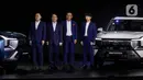 Chief Product Specialist Mitsubishi Motors Corporation Masahiro Ito (kiri), Presiden dan CEO Mitsubishi Motors Takao Kato (kedua kiri) bersama President Director PT MMKSI Atsushi Kurita (kedua kanan) beserta Product Design Director Mitsubishi Motors Corporation Naoki Akita berfoto bersama seusai peluncuran Mitsubishi All-New Destinator di Jakarta, Kamis (17/7/2025). (Liputan6.com/Herman Zakharia)