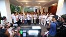 Ketua Umum Partai Gerindra Prabowo Subianto (tengah-kiri) bersama relawan Jokowi Mania (Joman) menyampaikan keterangan pers usai melakukan pertemuan di Rumah Kertanegara, Jakarta, Kamis (16/2/2023). Dalam pertemuan tersebut, relawan Joman sepakat mendukung Prabowo Subianto untuk Pilpres 2024 dan bertransformasi menjadi Prabowo Mania 08. (Liputan6.com/Johan Tallo)