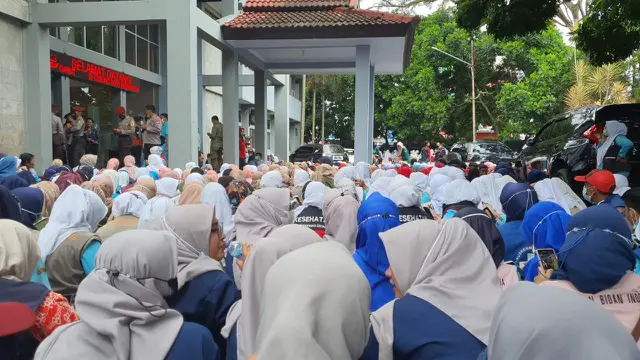 Ribuan massa pegawai honorer kesehatan dan non kesehatan anggota FKHN Garut, melakukan audiensi ke gedung DPRD Garut mempertanyakan status kepegawaian mereka kepada pemerintah.(Liputan6.com/Jayadi Supriadin)