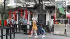 Pejalan kaki melintasi jalur masuk dan keluar Taman Fatahilah saat uji coba simulasi di kawasan Kota Tua, Jakarta, Selasa (23/4). Penataan akses tersebut dilakukan untuk memperlancar keluar masuknya pengunjung ke kawasan wisata tersebut. (Liputan6.com/Immanuel Antonius)