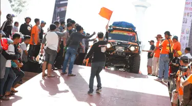 Bendera start dikibarkan sebagai tanda melepas peserta Indonesia Off-road eXpedition (IOX) Celebes 2017 di Kendari, Sabtu (7/10). Kegiatan ekspedisi IOX akan mengeksplor dan mengangkat pesona wisata alam Sulawesi. (Foto: Ridhwan Siregar)