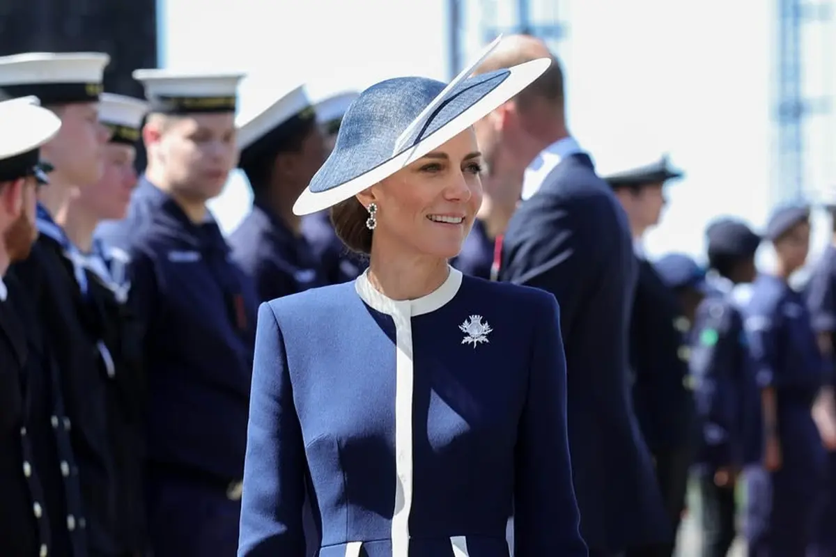 Tampilan Elegan Penuh Sentimental dari Kate Middleton dengan Dress Bergaya Maritim dan Perhiasan Putri Diana