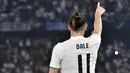 Gelandang Real Madrid, Gareth Bale, merayakan gol yang dicetaknya ke gawang Kashima Antlers pada laga Piala Dunia Antarklub di Stadion Zayed Sports City, Abu Dhabi, Rabu (19/12). Madrid menang 3-1 atas Kashima. (AFP/Giuseppe Cacace)