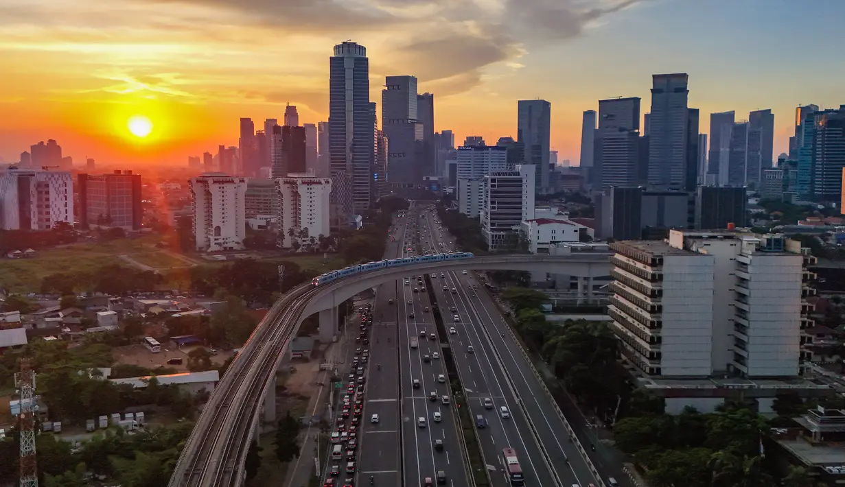 Rangkaian kereta Lintas Raya Terpadu (LRT) Jabodebek melintas di Jalan Gatot Subroto, Jakarta, Senin (18/8/2025). (merdeka.com/Arie Basuki)