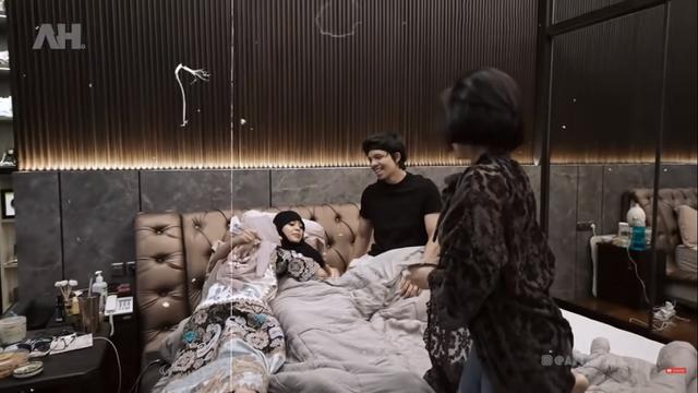 7 Potret Kebersamaan Krisdayanti dan Yuni Shara saat Jenguk Aurel di Momen Lebaran