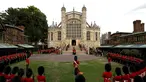 Peti jenazah Ratu Elizabeth II dengan Mahkota Negara Kekaisaran yang diletakkan di atasnya menuju Kapel St. George untuk upacara pemakaman di Windsor, Inggris, Senin (19/9/2022). Ratu Elizabeth II akan dimakamkan bersama mendiang suaminya, Pangeran Philip, yang meninggal tahun lalu.  (Jeff J Mitchell/Pool Photo via AP)