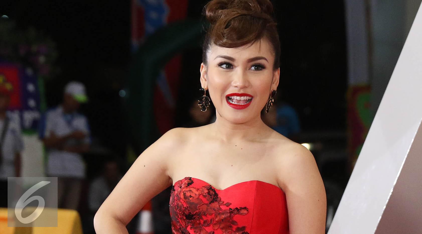 10 Potret Ayu Ting Ting Tanpa Makeup Tebal Manis Dan Natural. 