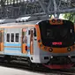 KRL melintas saat dilakukan uji coba jalur di Stasiun Tanjung Priok, Jakarta Utara, Senin (23/11). Stasiun bergaya Eropa seluas 3.768 meter persegi tersebut rencananya akan kembali digunakan untuk jalur kereta penumpang. (Liputan6.com/Immanuel Antonius)