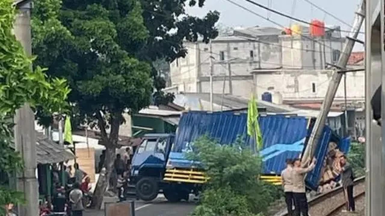 Feni mengatakan, aliran listrik sempat dimatikan setelah tiang LAA ditabrak truk tersebut. Listrik itu dimatikan sementara untuk menghindari kejadian yag tidak diinginkan.