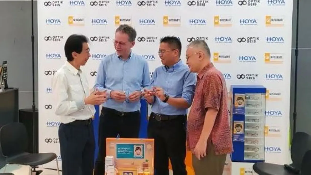 Kunjungan jajaran CXO HOYA Vision Care ke MiYOSMART Corner di Optik SEIS, Mall Taman Anggrek, Jakarta Barat