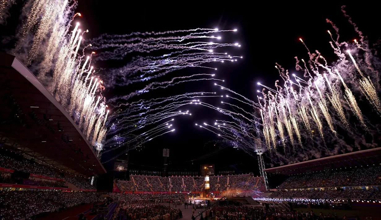 Kembang api meledak saat Upacara Penutupan Commonwealth Games 20220di Alexander Stadium di Birmingham, Inggris, Senin (8/8/2022). Bendera Olimpiade diturunkan dan diserahkan kepada Victoria, Australia yang menjadi tuan rumah CWG edisi berikutnya pada tahun 2026. (Tim Goode/PA via AP)