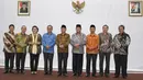 Ketua KPK, Agus Rahardjo (tengah) berfoto bersama Deputi Penindakan KPK Brigjen Pol Firli (keempat kiri) dan Direktur Penuntutan Supardi (ketiga kiri) serta pejabat KPK seusai pelantikan di gedung KPK, Jakarta, Jumat (6/4). (Liputan6.com/Herman Zakharia)