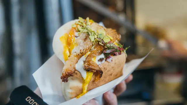 Tradisi orang Indonesia buke puasa denga all you can eat