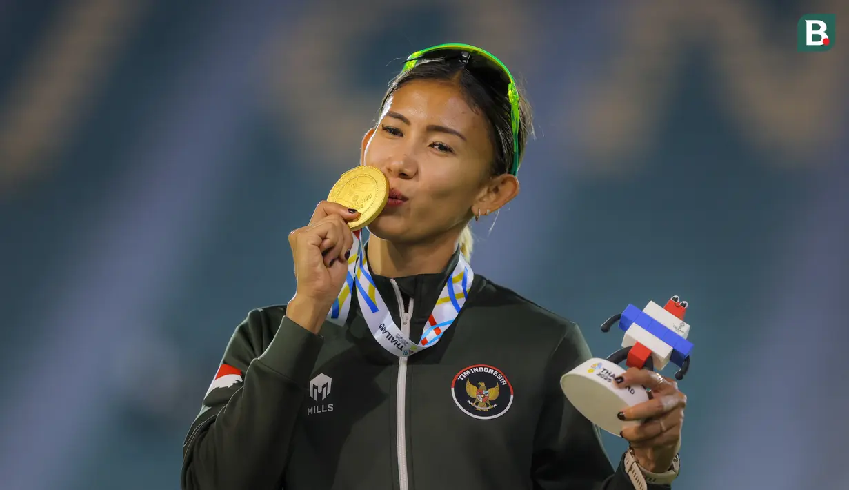Kontingen Indonesia kembali menorehkan prestasi gemilang di SEA Games 2025. Medali emas ke-62 berhasil diraih dari cabang olahraga atletik nomor Women’s Heptathlon melalui atlet andalan Emilia Nova. (Bola.com/Bagaskara Lazuardi)