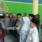 Ulama dan ajengan Kecamatan Pancatengah diwakili KH Teteng menyerahkan dukungan secara simbolis kepada Cecep Nurul Yakin sebagai calon Wakil Bupati Tasikmalaya mendampingi petahana Ade Sugianto, Sabtu (15/8/2020). (Ist)