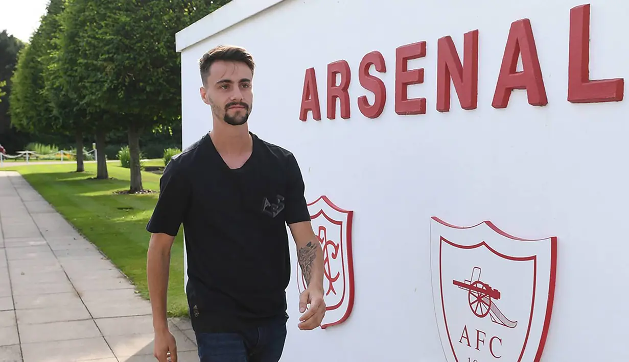 Fabio Vieira telah resmi menjadi milik Arsenal untuk mengarungi musim 2022/2023. Menarik untuk ditunggu kiprah gelandang serang berusia 22 tahun yang didatangkan dari FC Porto ini bersama klub barunya, apakah ia akan langsung nyetel dengan gaya main di Liga Inggris dan mencetak gol di laga debutnya? Tercatat, 5 pemain berikut mampu mencetak gol di laga debutnya bersama The Gunners. Siapa saja? Yuk disimak uraiannya. (arsenal.com)