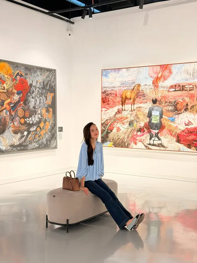 OOTD Casual Beby Tsabina Kunjungi Pameran Seni, Stylish dengan Jinjing Tas Brand Lokal Rp4 Jutaan