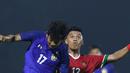 Pemain depan Timnas Indonesia U-23, Lerby Eliandry (kanan) berebut bola dengan pemain Thailand U-23, Jakkit Wachpirom pada laga persahabatan di Stadion PTIK, Jakarta, Kamis (31/5). Indonesia U-23 kalah 1-2. (Liputan6.com/Helmi Fithriansyah)