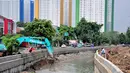 Pembuatan turap ini merupakan bagian dari normalisasi kali-kali untuk mengantisipasi luapan kali saat hujan deras melanda Jakarta, Selasa (17/6/14). (Liputan6.com/Faizal Fanani)