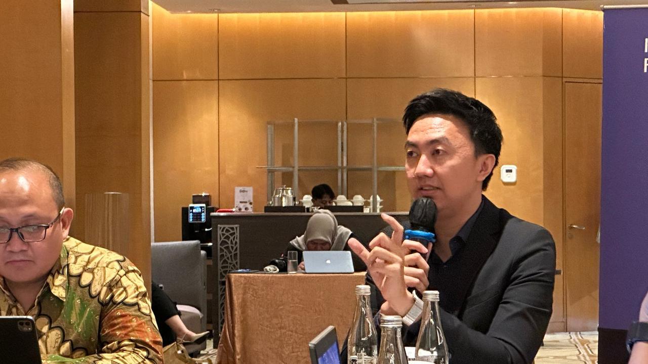 Head of New Business Department Hyundai Motor Asia Pasific Hendry Pratama dalam paparan kepada media peserta Indonesia-Korea Journalist Network 2024 (IKJN) di Jakarta, Kamis (10/10/2024). (Liputan6.com/Benedikta Miranti)