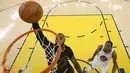 Pemain Cleveland Cavaliers, LeBron James memasukan bola kedalam ring saat pertadingan melawan Golden State Warriors di gim kelima Final NBA 2017 di Oakland, California (12/6). (Ezra Shaw/Pool Photo via AP)