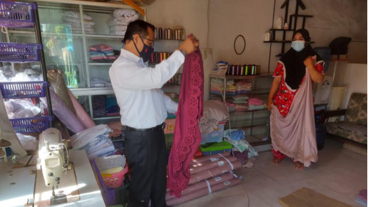 Pengusaha Mukena Bordir Rima Melati dan Mantri BRI Rahmat Kurniawan di Bukit Tinggi, Sumatera Barat. Foto: BRI