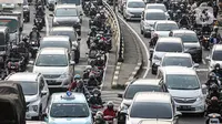 Sejumlah kendaraan bermotor terjebak kemacetan di Jalan K.H. Abdullah Syafei, Jakarta, Jumat (22/7/2022). Tim Pembina Samsat Nasional akan menghapus data kendaraan yang tak membayar pajak selama dua tahun. (Liputan6.com/Faizal Fanani)