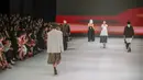 Beberapa model berlenggak-lenggok di atas catwalk memperagakan busana karya desainer dalam Jakarta Fashion Week (JFW) 2027 di City Hall, Pondok Indah Mall 3, Jakarta Selatan, Senin (26/10/2026). Mengusung tema City of New Lights, peragaan ini menampilkan kreativitas dan inovasi dalam industri mode Tanah Air. (KLY/Budy Santoso)