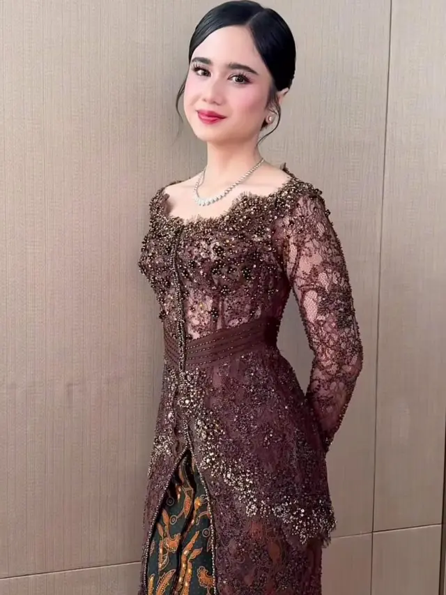 Inspirasi Kebaya ala Tissa Biani di Acara Pernikahan El Rumi dan Syifa Hadju