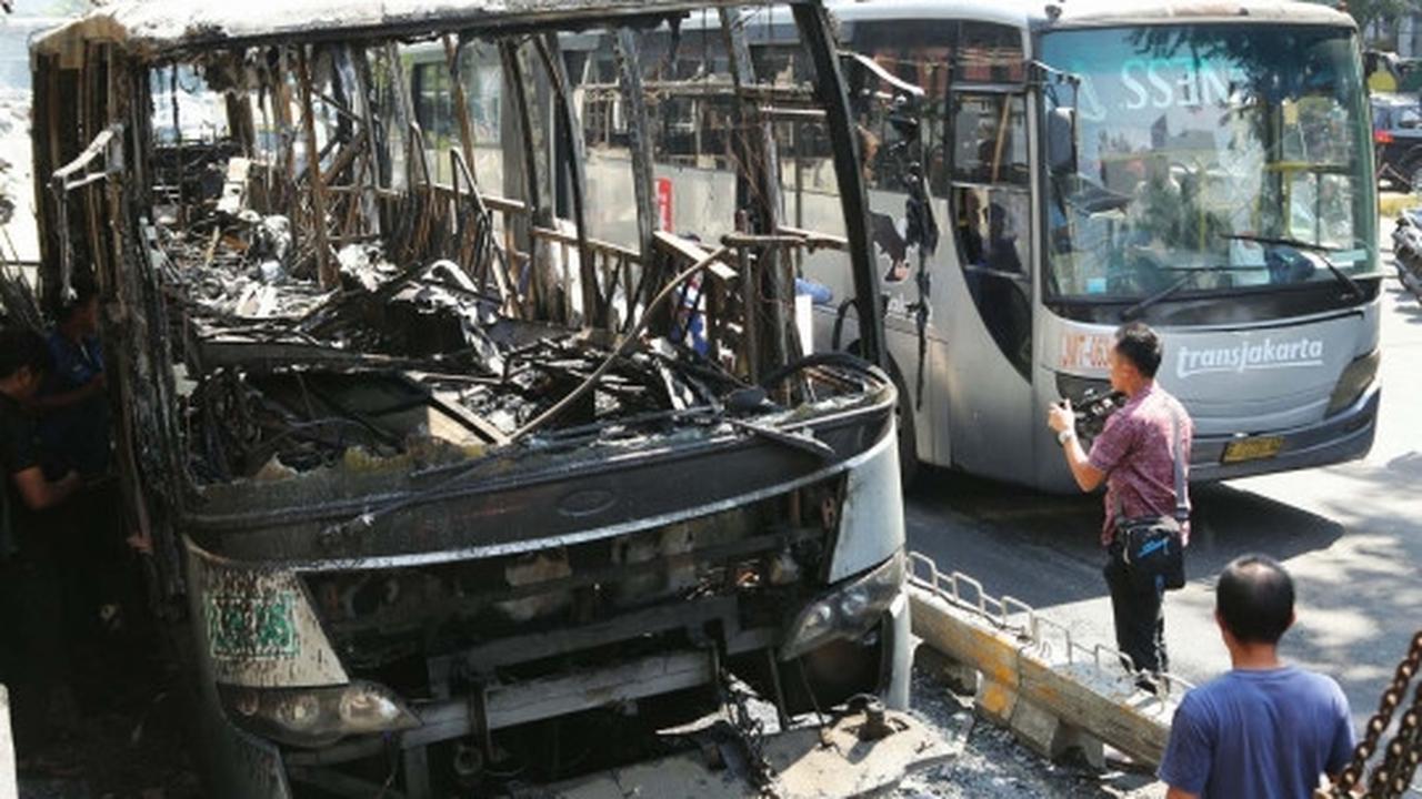 Ini kondisi Transjakarta terbakar di Salemba, tinggal rangkanya saja