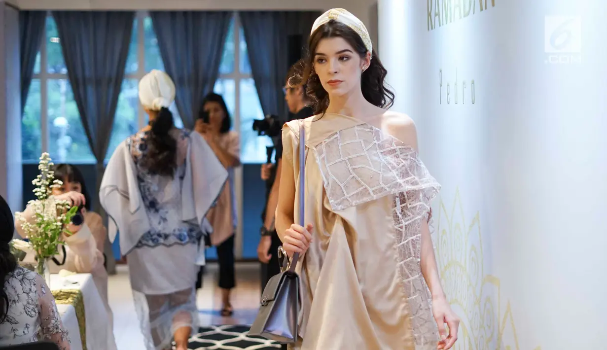 Model mengenakan busana rancangan Pedro dalam acara bertajuk Glamazing Ramadan Event di Jakarta, Sabtu (25/5/2019). Koleksi ini memamerkan rangakaian tas dan sepatu dengan nuansa Arabian dan Moroccan untuk dipadukan dengan outfit Hari Raya nanti. (Liputan6.com/Immanuel Antonius)
