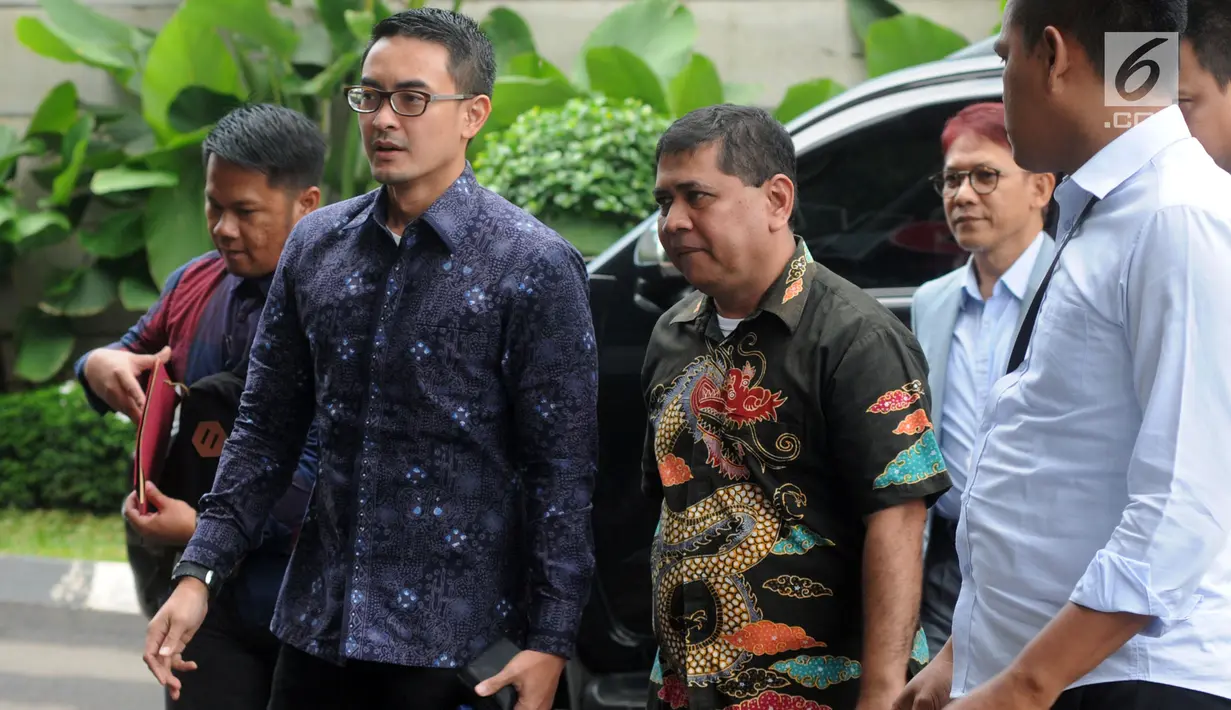 Tersangka kasus dugaan penerimaan gratifikasi sejumlah proyek di Provinsi Jambi, Zumi Zola memasuki gedung KPK untuk menjalani pemeriksaan, Jakarta, Senin (9/4). Zumi memilih tak banyak bicara mengenai pemeriksaannya hari ini. (Merdeka.com/Dwi Narwoko)