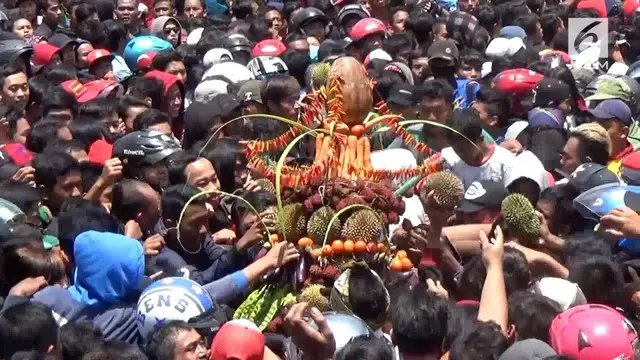 Akibat tak sabar berebut saat pesta durian, ribuan warga di Wonosalam, Jombang, Jawa Timur terlibat kericuhan Minggu siang.