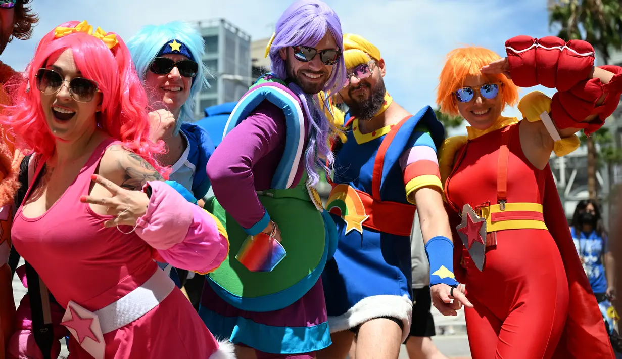 Cosplayer berkostum warna-warni berpose di luar pusat konvensi selama San Diego Comic Con International 2022 di San Diego, California (22/7/2022). San Diego Comic Con 2022 berlangsung selama empat hari ini dari 21-24 Juli. (AFP Photo/Robyn Beck)
