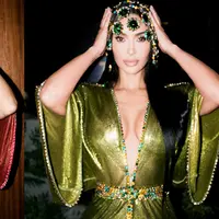 Kim Kardashian rayakan ulang tahunnya dengan gaya glamor. Ia kenakan dua kaftan mini sekaligus dari Rabanna. [@kimkardashian]