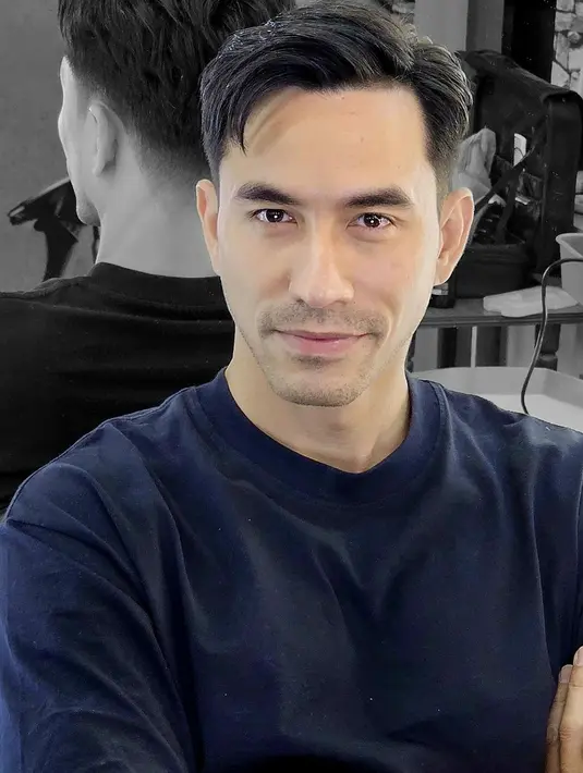 <p>Darius Sinathrya dan model rambut baru [Instagram/darius_sinathrya]</p>