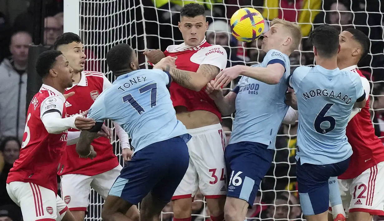 Pemain Arsenal dan Brentford berebut bola pada laga Liga Inggris di Stadion Emirates, London (11/2/2023). Mereka ditahan imbang Brentford dengan skor 1-1. (AP Photo/Frank Augstein)