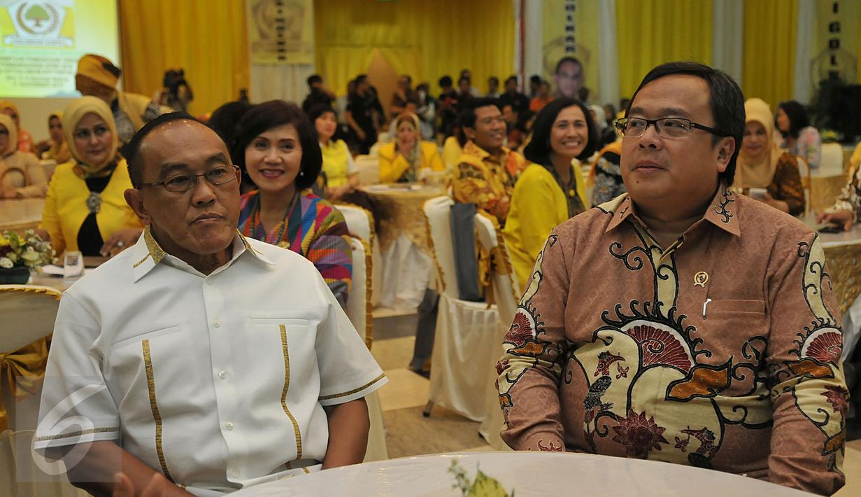 Ketua DPP Partai Golkar Aburizal Bakrie bersama Menteri Keuangan Bambang Brodjonegoro saat menghadiri seminar bertema 'Kemampuan Pemenuhan Target Pembangunan dalam APBN 2016, Jakarta, Rabu (11/11/2015). (Liputan6.com/Johan Tallo)