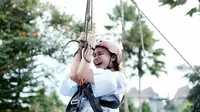 Rossa saat bermain flying fox di Kota Batu (dok.Instagram@itsrossa910/https://www.instagram.com/p/Bz4TP9hlext//Devita Nur Azizah