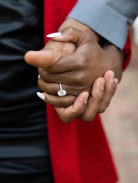 <p>Cincin tunangan Simone Biles dan kekasihnya Jonathan Owens adalah rancangan desainer perhiasan ZoFrost, yang dikenal telah bekerja dengan beberapa pemain NFL dan NBA terbesar. Cincin ini dibuat khusus dengan batu berbentuk oval antara 6-8 karat pada pita pave bertatahkan berlian dan bernilai sekitar Rp4,4 miliar. Foto: Instagram.</p>