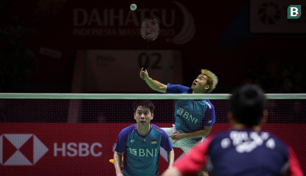 Salah satu ganda putra andalan Indonesia, Marcus Fernaldi Gideon/Kevin Sanjaya Sukamuljo terhenti langkahnya di babak 16 besar Indonesia Masters 2023, Kamis (26/1/2023) sore di Istora Gelora Bung Karno, Senayan, Jakarta. Bukan kekalahan yang membuat The Minions tersingkir, namun cedera Marcus Fernaldi Gideon di tengah laga yang memaksa mereka memberi kemenangan kepada lawannya asal Cina, Liu Yu Chen/Ou Xuan Yi. (Bola.com/Bagaskara Lazuardi)