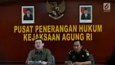 Kepala Pusat Penerangan Hukum Kejaksaan Agung, Muhammad Rum memberikan keterangan pers di Kejaksaan Agung, Jakarta, Kamis (3/8). Dalam kasus tersebut melibatkan Kajari Pamekasan, Rudi Indra dan Bupati Pamekasan,‎ Achmad Syafi'i. (Liputan6.com/Johan Tallo)