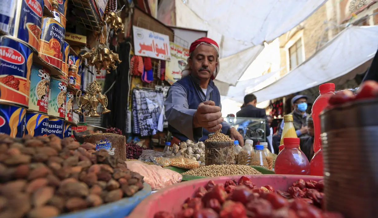 Pedagang menunggu pembeli menjelang bulan suci Ramadan di pasar kota tua Sanaa, Yaman, Sabtu (18/4/2020). Umat muslim di Timur Tengah bersiap untuk bulan Ramadan yang suram akibat pandemi virus corona COVID-19. (Mohammed HUWAIS/AFP)