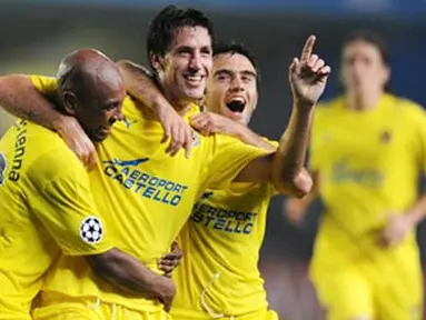Villarreal&#039;s Joan Capdevila celebrates with Giusepe Rosi and Marcos Senna after scoring against Aalborg during their group E Champions League football match at the Madrigal Stadium in Villarreal on October 21, 2008. AFP PHOTO/DIEGO TUSON 