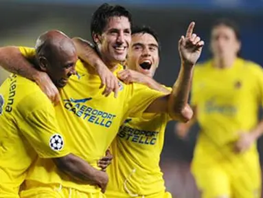 Villarreal's Joan Capdevila celebrates with Giusepe Rosi and Marcos Senna after scoring against Aalborg during their group E Champions League football match at the Madrigal Stadium in Villarreal on October 21, 2008. AFP PHOTO/DIEGO TUSON 